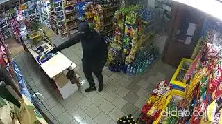 Женщина выгнала грабителя шваброй ! Polish woman with mop vs bandit