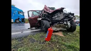 U Zalužan se čelně střetlo auto s kamionem, tři zranění