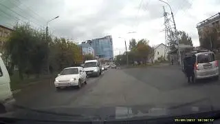 Леди-пешеход не смотрит на светофор
