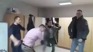 Пьяные танцы под Верку Сердючку