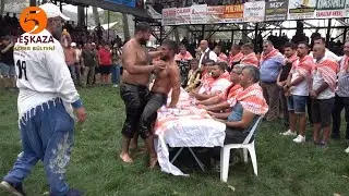Atom Karınca Kendinden Büyük Rakibiyle