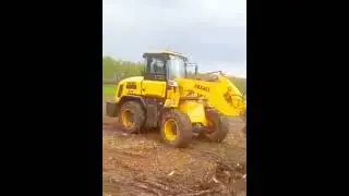 Как наши клиенты  вытаскивают корни деревьев и кустов фронтальным погрузчиком Гранит