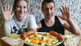 МУКБАНГ ЯИЧНИЦА И САРДЕЛЬКИ | MUKBANG FRIED EGGS AND SAUSAGES RUSSIAN FOOD 