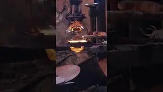 صناعة الزجاج اليدوي