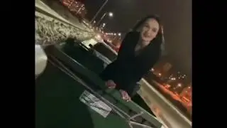 Девушка катается в мусорном баке. Город Чебоксары.