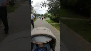 Просто прохожие... Мальчик истеричка.