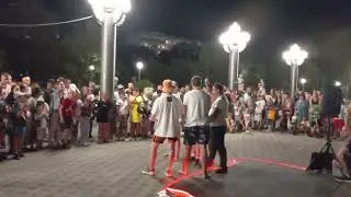 АНАПА ПАРЕНЬ ГОРЛОМ СОГНУЛ АРМАТУРНЫЙ ПРУТ.