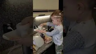 сынуля крутит фарш 😃