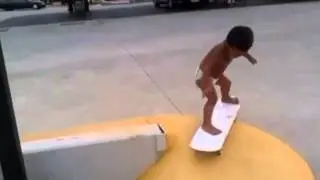 Der jüngste Skater der Welt fährt auf dem Skatboard wie ein Großer