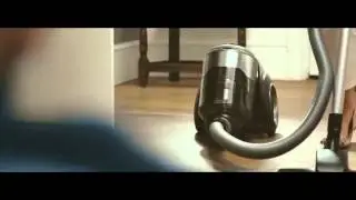 Пылесос прячется от малыша копа. AOPresent