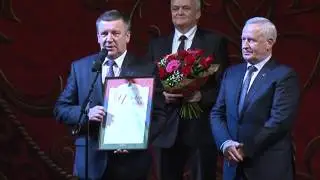 Александр Худилайнен поздравляет Николая Макарова