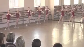 Фрагмент уроку класичного танцю. 