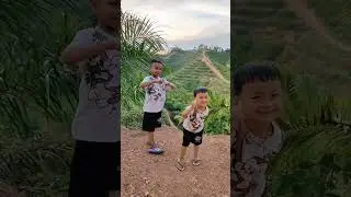 Melempar batu di atas bukit