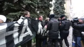 Борис Немцов и полицейский. Душевный разговор с винтиловым.