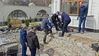 Апрельский субботник в нашем саду. Оформление пруда контейнерами с нимфеями
