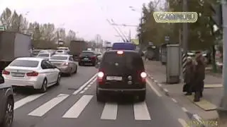 Скорая и дураки на дороге  Ambulance and fools on the road