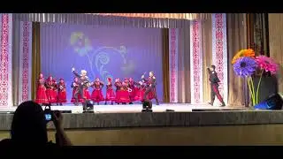 Казацкий с бубнами, плетками и шашками. Народный коллектив ансамбля народного танца 