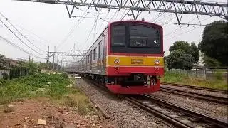 kereta kai commuter Line  lewat jpl 14 Manggarai