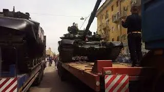 9 мая 22 Волгоград. Загрузка танка с парада.