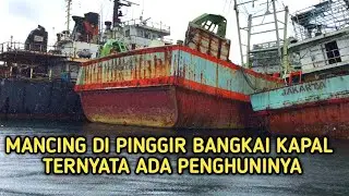 mancing di pinggir bangkai kapal || ternyata ada penghuni nya