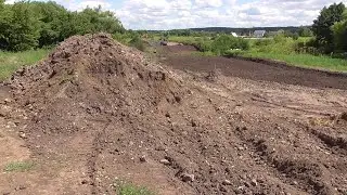Перекопали землю на поле, деревня Мезенка, орловская область