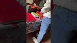 Позорные "освободители" дерибанят гуманитарку с "освобожденными и счастливыми" жителями