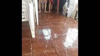ESCORREGANDO NA ESPUMA DE SABÃO #shorts