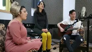 אישה מביטה במראה לייב אולפן