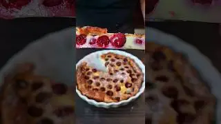 Черешню залил жидким жидким тестом - получился пирог
