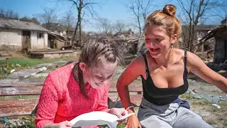 ВОТ ТАК ДВЕ ДЕВОЧКИ ВЫЖИВАЮТ ПОСЛЕ ИНТЕРНАТА. Помогают друг другу и радуются мелочам.