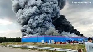В Подмосковье горит склад Ozon