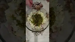 Зимний салат с колбасой. Вкусно и сытно. #Shorts