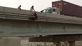 یہ کیا ہو رہا ہے کمینٹس میں بتاؤ