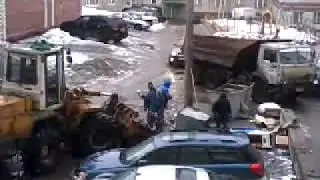 Вот таким образом убирают мусор из контейнера.