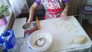 Морозы  не отпускают/ Леплю пельмени / Внук помогает с дровами/