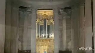 Фото Тэхёна в театре Монтансье в Версале потрясли фанатов.