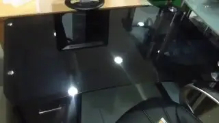 Компьютерный стол из стекла 