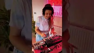 Little live looping Vox & Bass Jam 💜 