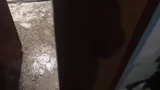 Ремонт дверей в подъезде дома.