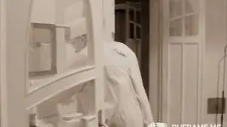 Взрослая девушка, а тащишь в рот всякую гадость!