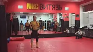 Бомбическая сдвоенная атака руками.