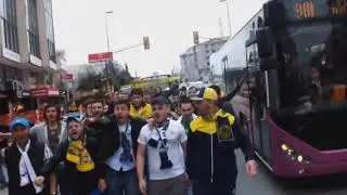 Güneşli genç fenerbahçeliler