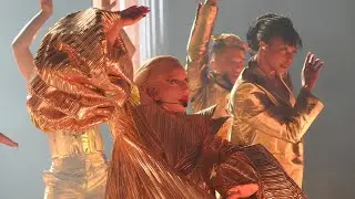 Lady Gaga walking through the crowd 😱