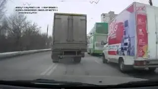 Подборка грузовиков на скользкой дороге 2013