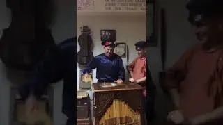 Ю.А. Щербаков поет под шарманку в Музее забытой музыки