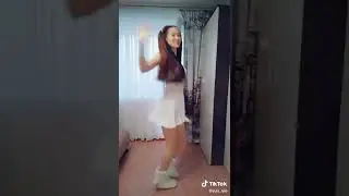 показала жопу под юбкой
