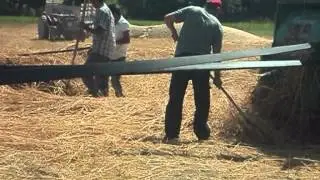 Neşet Ertaş eşliginde Malatya Darende Irmaklı Köyün'den bir harman atma havası.wmv