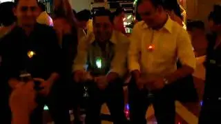 Alezinho, Amaral e Fabio dançando.AVI