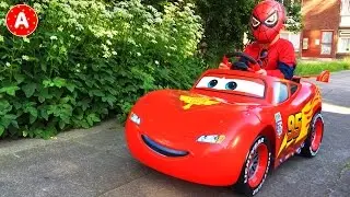 Adam va au Pique-Nique sur sa Voiture Cars Lightning McQueen