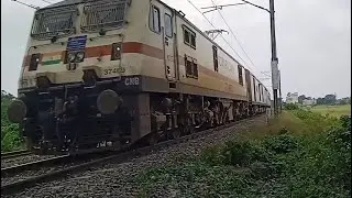 नई दिल्ली से बरौनी तक जाने वाली हमसफर क्लोन एक्सप्रेस छाप ढाला के पास से निकलती हुई